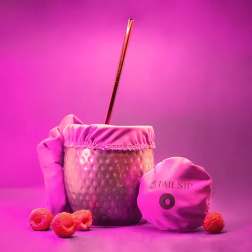 Coletero tapa vasos Tailsip fucsia sobre un vaso